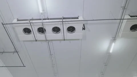 Modern climate system in a grocery warehouse. Industrial climate system. Cooling Vidéo 236975796