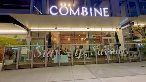 Modern "Combine" Storefront at Night - Surrey, Canada 库存影片 333552995