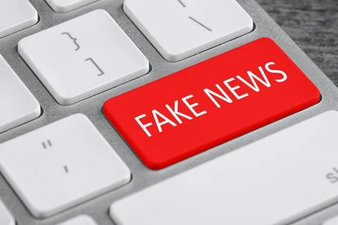 Modern computer keyboard with text FAKE NEWS on button, closeup Stock-Fotos