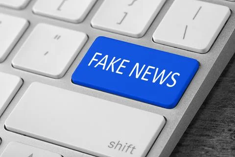 Modern computer keyboard with text FAKE NEWS on button, closeup Stock-Fotos