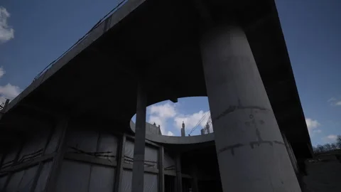 A modern concrete structure is under construction under a clear sky Vidéo 305739718