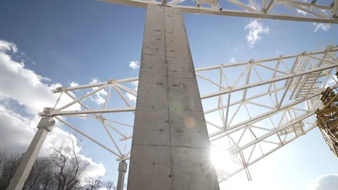 Modern Construction Concrete Structure Seen Beneath a Bright Blue Sky Vidéo 305737303