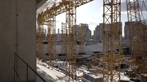 A modern construction site featuring cranes amidst impressive urban architecture 库存影片 305738170