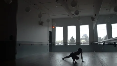 Modern contemporary dancer dancing in large minimal dance studio Vídeo Stock 104273519