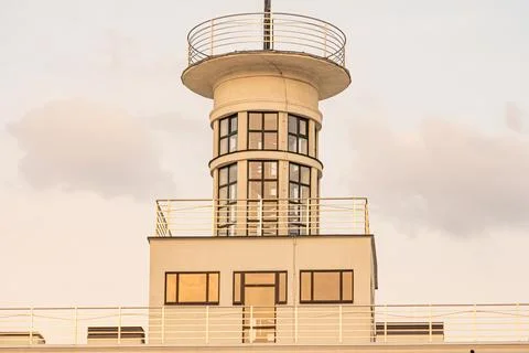 A modern, cylindrical lighthouse on an ocean platform with a top observation  Foto stock