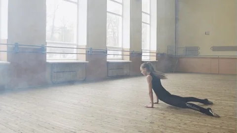 Modern dance with elements of acrobatics. Training young girls in velykopo Video stock 72752890