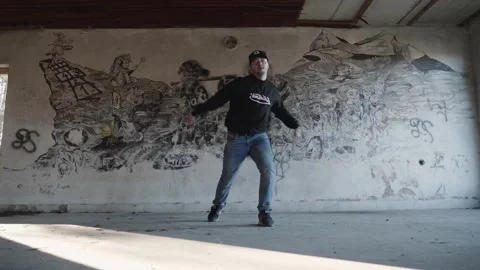 Modern dance in an old building - graffiti background 库存影片 145639845