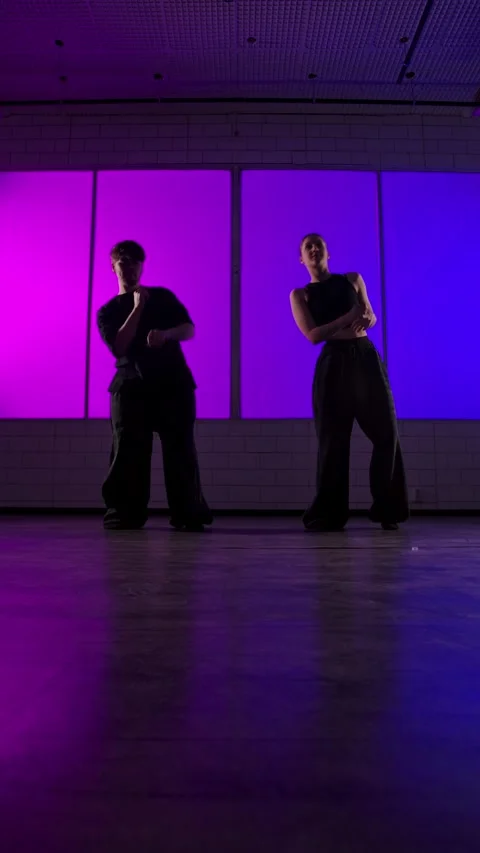 Modern Dance Performance Against a Purple Background Wall Vídeos de archivo 334571618