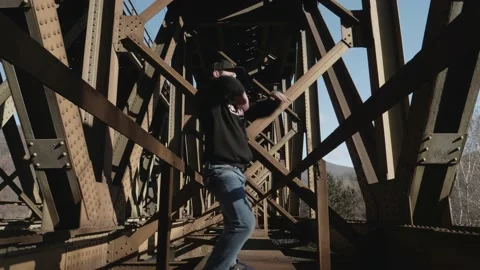 Modern dance on a railway bridge 库存影片 145581981