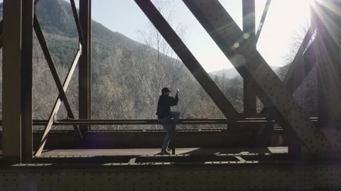 Modern dance on a railway bridge 库存影片 145582519