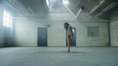 Modern dancer dances in industrial warehouse Vidéo 104460176