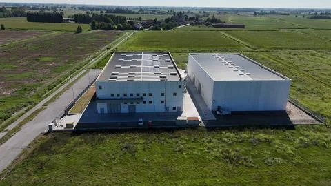 Modern data center facilities situated in a rural Italian landscape in the .. Stockfoto's
