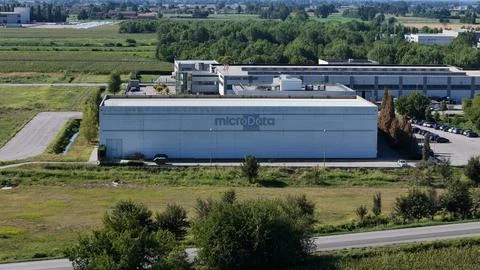 Modern data center facility with extensive server infrastructure supporting.. Stockfoto's