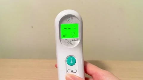 Modern digital thermometer displays temperature, ready for quick health checks Stockbeeldmateriaal 318610825