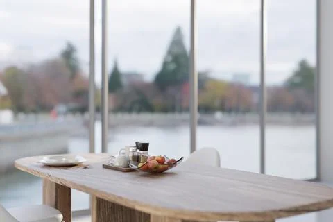 Modern Dining Table with Fresh Apples by Large Window Ilustración de archivo
