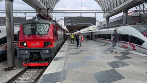 Modern Electric EP2K-516 and High-Speed SAPSAN Trains at Leningradsky Stati.. Vídeo Stock 341827429