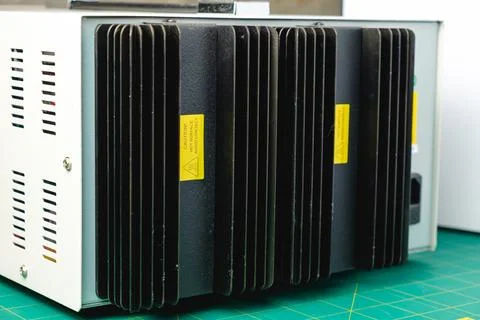 Modern electronic device designed for efficient cooling in a workspace setting 库存照片