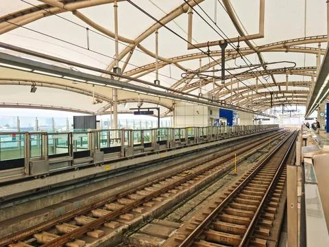 Modern Elevated Train Station Platform with Empty Railway Tracks and Steel .. Stock-Fotos