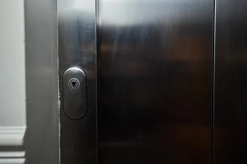 The modern elevator control panel features a display showcasing the current Foto stock