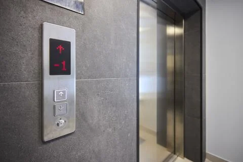 The modern elevator control panel features a display showcasing the current Foto stock