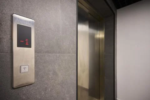 The modern elevator control panel features a display showcasing the current Foto stock