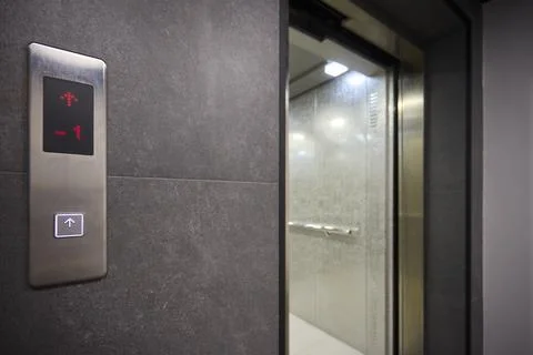 The modern elevator control panel features a display showcasing the current Foto stock