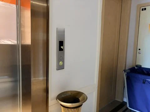 Modern Elevator Panel Displaying Fourth Floor in Residential Building Stock-Fotos