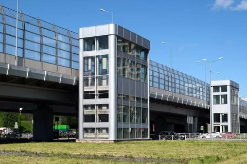 The Modern Elevators at the Urban Overpass Stand Out Against the Clear Blue Sky Stock-Fotos