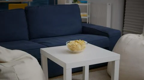 Modern empty apartament with nobody in it is ready for night party having chips 库存照片
