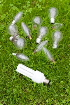Modern energy saving light bulb and old low-efficiency bulbs. Foto stock