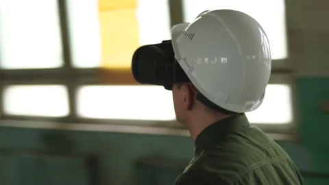 A modern engineer wearing virtual reality glasses inspects a construction site Vidéo 152754957
