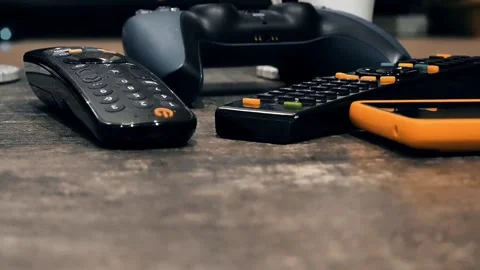 Modern entertainment devices lying on table Vidéo 310407468