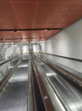Modern Escalators in Architectural Interior Foto stock