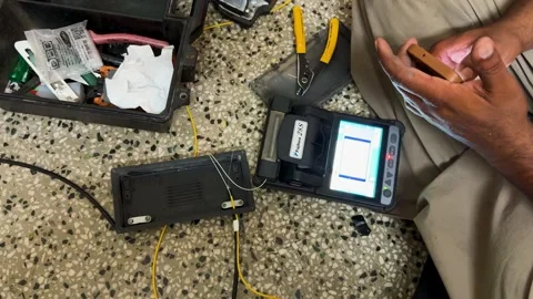Modern Fiber Optic Network Maintenance With Professional Splicing Equipment and 库存影片 340958153