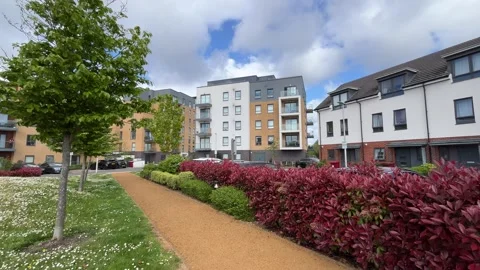 Modern flats in a large housing development and public park in the UK 스톡 동영상 333048013