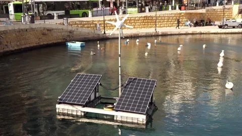 Modern floating solar pontoon with large photovoltaic panels on the water Vidéo 328988146