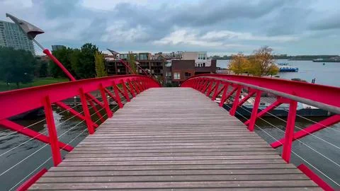 Modern footbridge Python Bridge at Eastern Docklands neighborhood of Amsterdam Foto stock