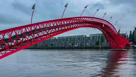 Modern footbridge Python Bridge at Eastern Docklands neighborhood of Amsterdam Stockfoto's