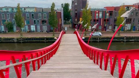 Modern footbridge Python Bridge at Eastern Docklands neighborhood of Amsterdam Foto stock