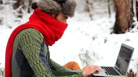 Modern freelance business man using laptop notebook enjoying beautiful winter 動画素材 167284652