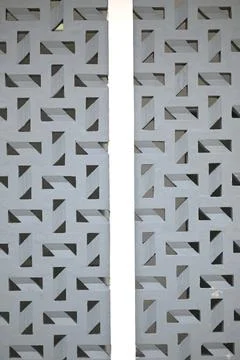 Modern geometric patterned wall with triangular cutouts Stockfoto's