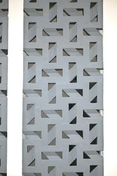 Modern geometric patterned wall with triangular cutouts Stockfoto's