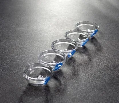 Modern glass empty transparent tableware glasses and plates. Foto stock