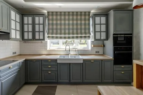 Modern Grey Kitchen with Wooden Elements and Dining Space 스톡 사진