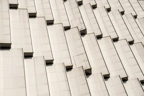 Modern high-rise building with an array of symmetrical square windows adorning t Fotos de archivo