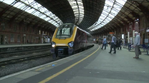 A Modern High Speed Express Train Arriving at Bristol Temple Meads Station Vidéo 254572195