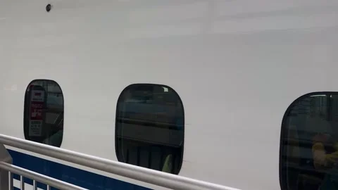 A modern high-speed train at Shin-Osaka station platform in Japan. 库存影片 335693850