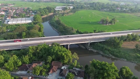 Modern Highway Bridge Spanning Bengawan Solo River Vidéo 337363271