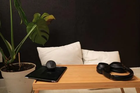 Modern home office setup with tablet, mouse, and headphones on a tray Foto stock