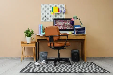 Modern home office workspace with computer monitor displaying code and comfor Foto stock